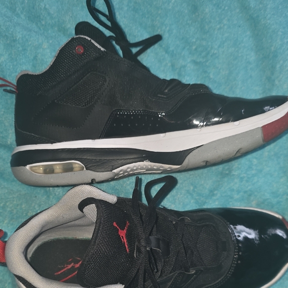 Nike Black and White Sneakers - Picture 6 of 16